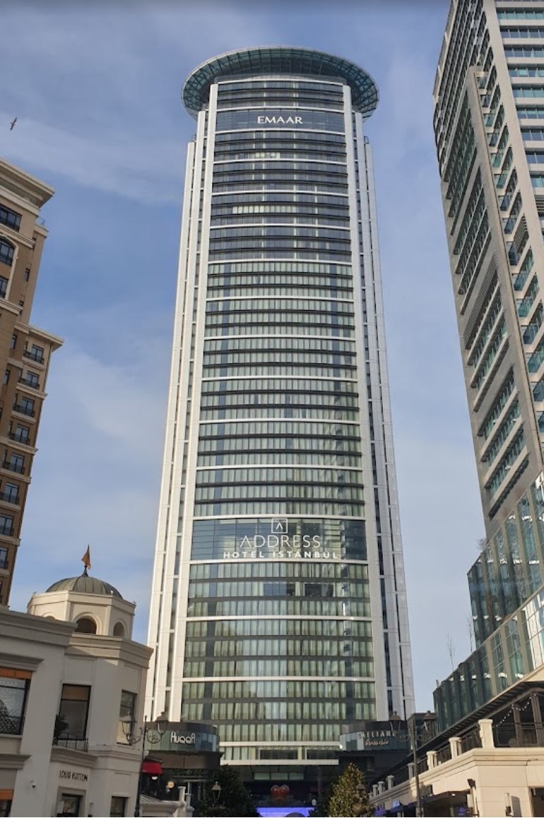 Luxuriöser Wolkenkratzerturm des Address Hotel Istanbul am Emaar Square in Üsküdar auf der asiatischen Seite.