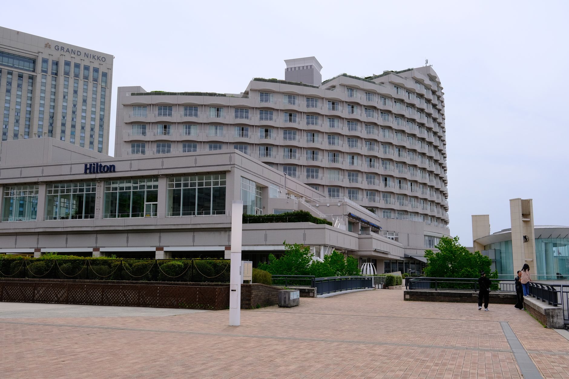 Expansive modern convention hotel complex featuring a sweeping porte-cochère driveway.