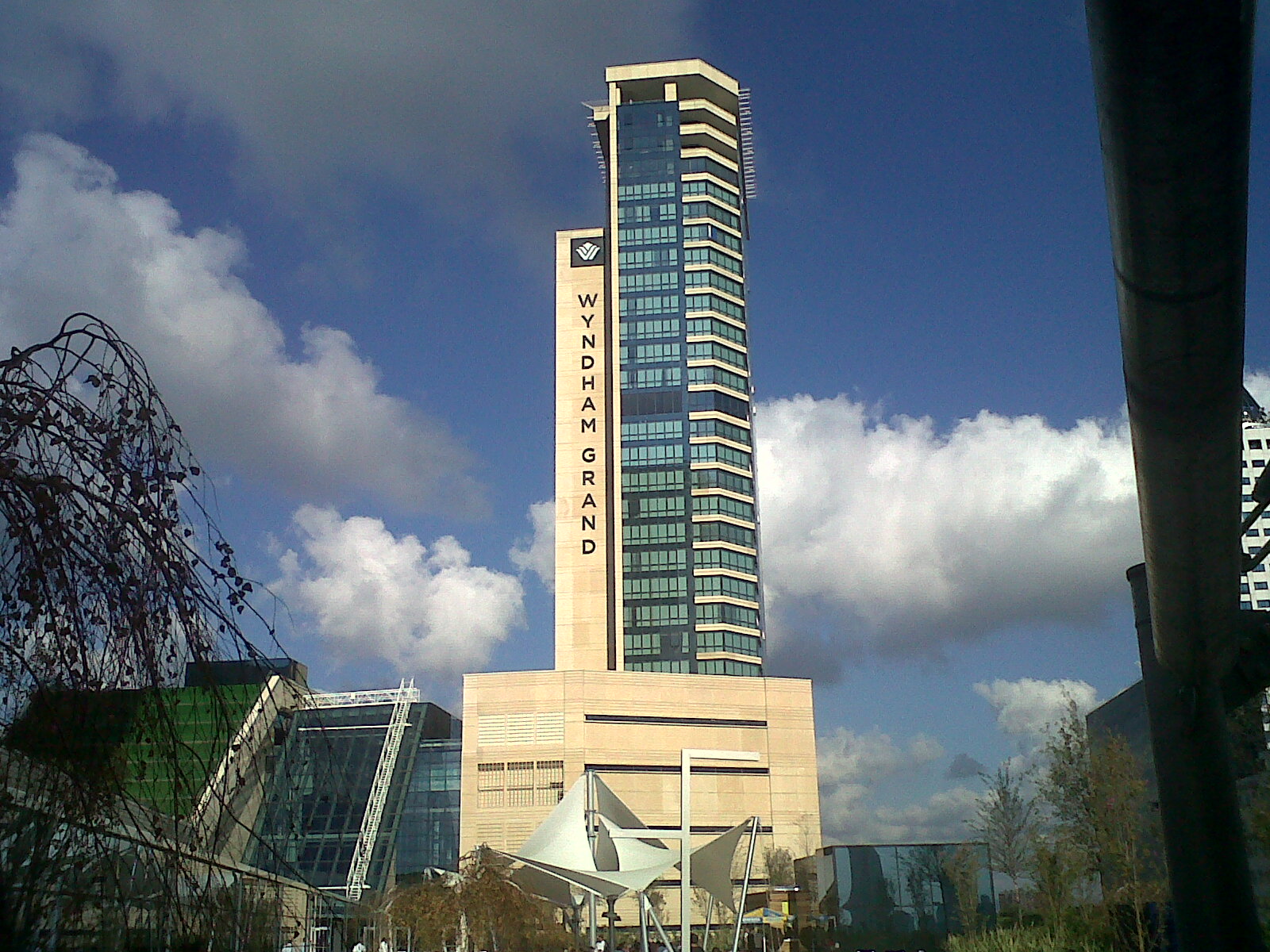 Özdilek Center complex and commercial hotel tower housing Wyndham Grand Istanbul Levent on Büyükdere Caddesi.